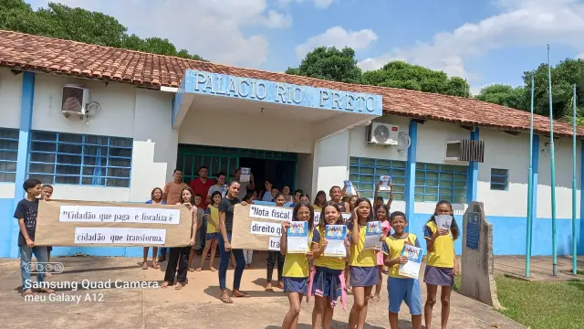 Alunos do 5º ano realizam ação de conscientização sobre a importância dos tributos em Centenário